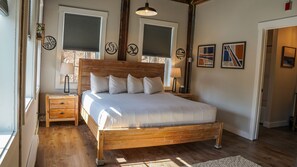 ルーム (The River Walk Suite) | 1 室のベッドルーム、高級寝具、客室ごとに異なる装飾、客室ごとに異なるインテリア