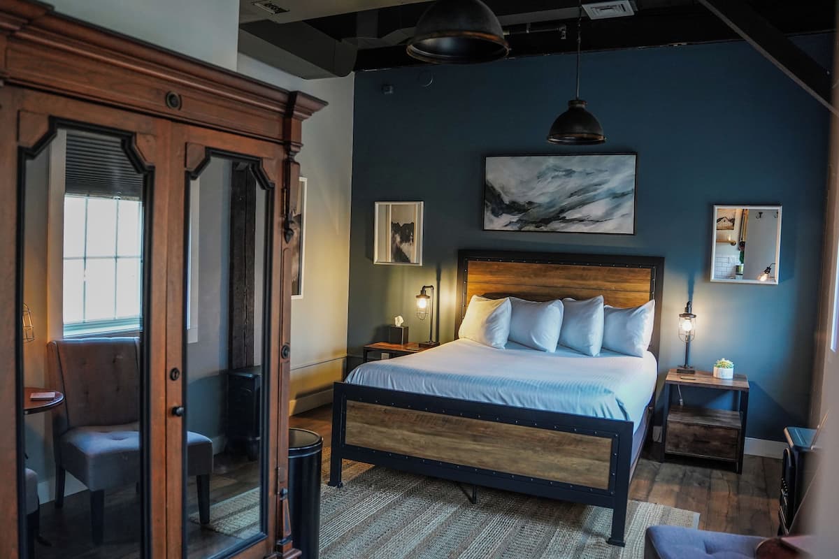 Room, River View (The Holyoke Room)