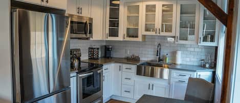 Chambre, vue sur le fleuve (The Williamsburg Suite) | Cuisine privée | CafetiÚre-théiÚre, produits de nettoyage, essuie-tout