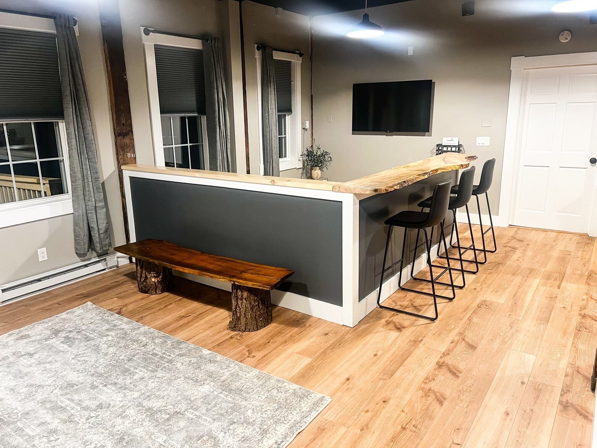 Suite estudio, para no fumadores, vista al río | Área de sala de estar | Televisión LCD de 40 pulgadas con canales por cable, televisión y Hulu 
