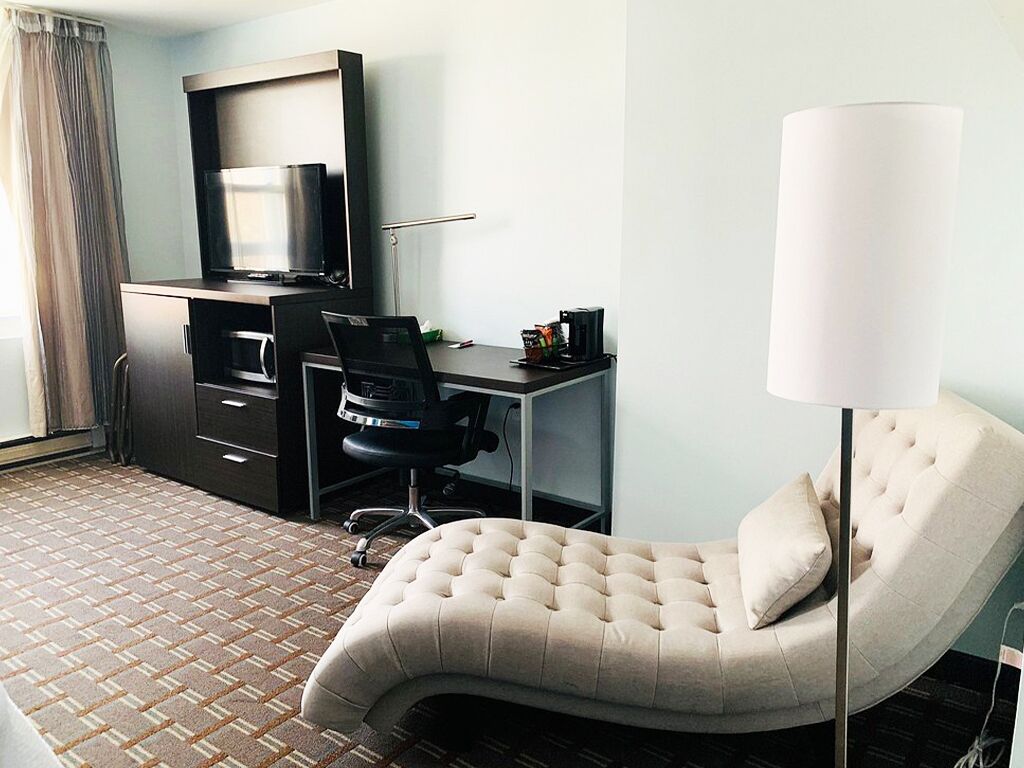 Combined shower/tub, free toiletries, hair dryer, towels