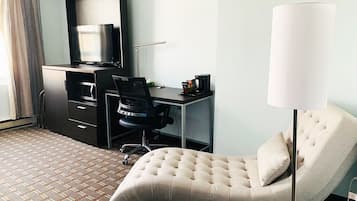 Combined shower/tub, free toiletries, hair dryer, towels
