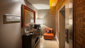 A modern hotel lobby with a sign indicating 'Level 5 Executive Floor'. - Miller Apartments Adelaide (Adelaide)