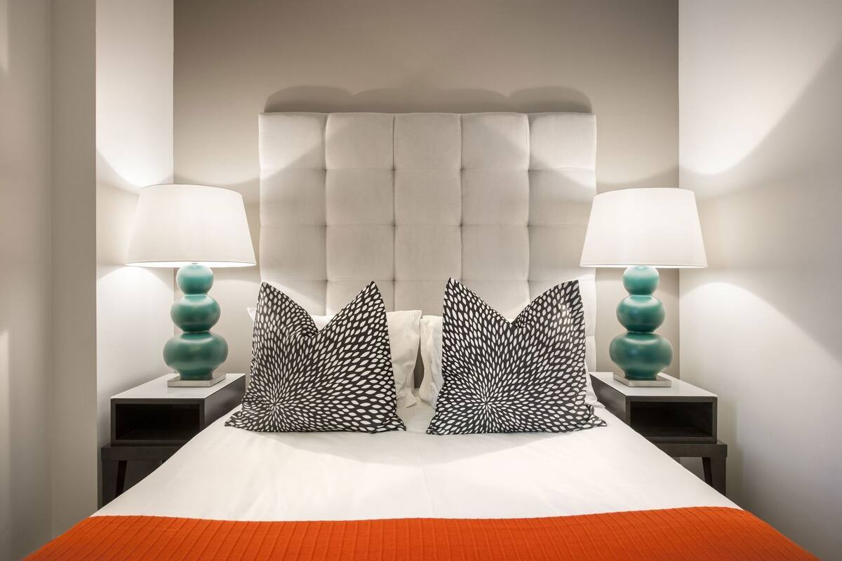 Hochwertige Bettwaren, Zimmersafe, Schreibtisch