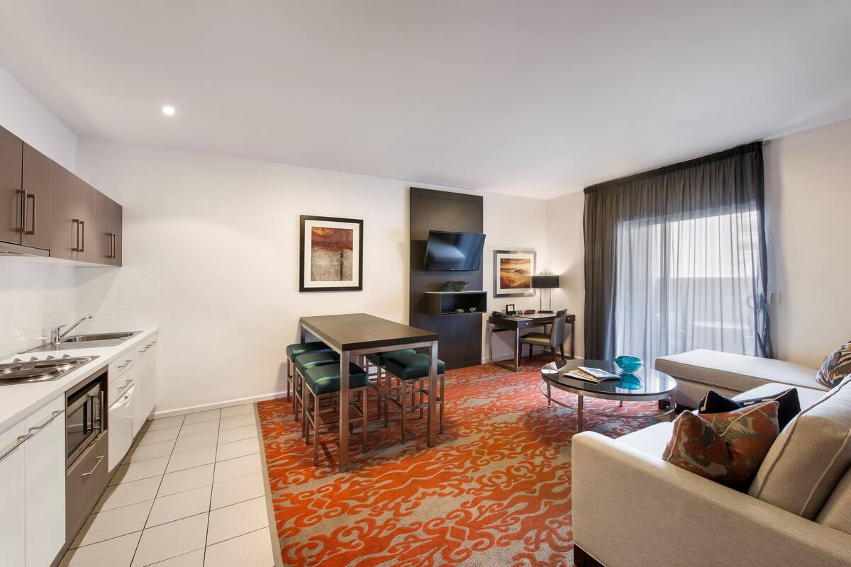 Un apartamento moderno con cocina, comedor y sala de estar.