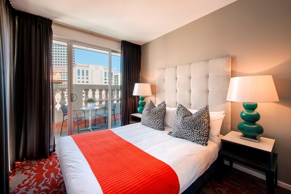 高級寢具、房內夾萬、書桌、手提電腦工作空間