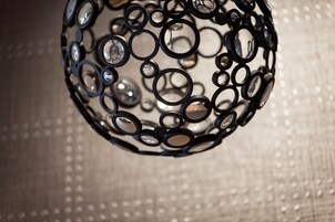 Un objet sphérique doté de plusieurs découpes circulaires, possiblement un objet décoratif.