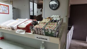 Un área de comida autoservicio con alimentos envasados y salsas.