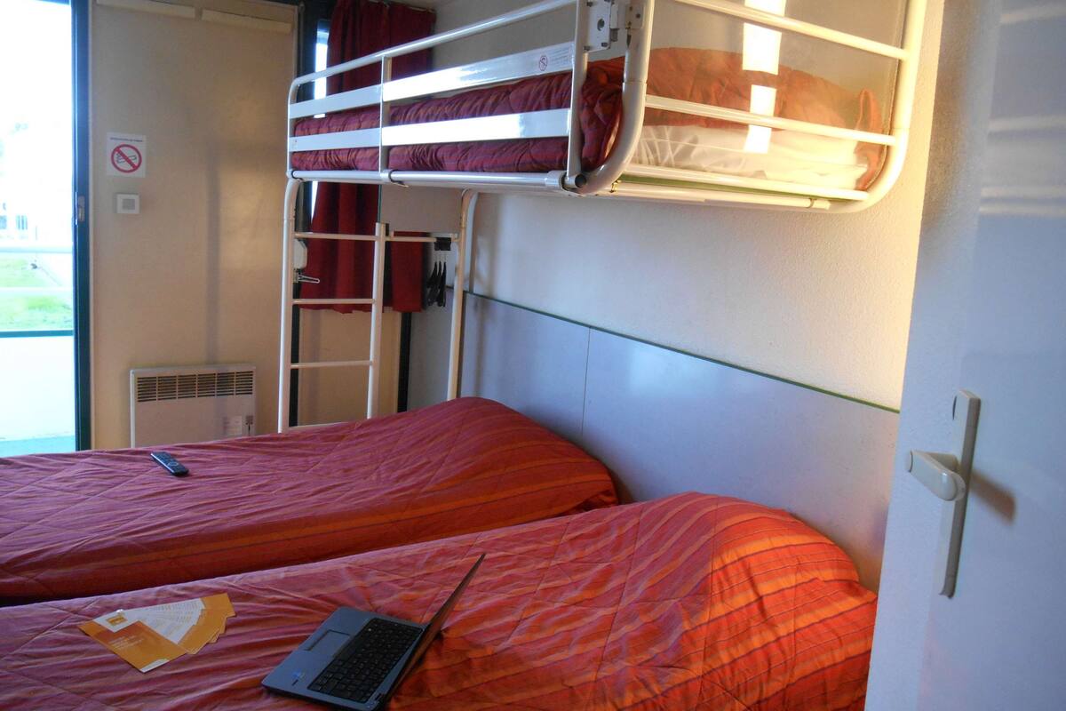 Escritorio, cortinas opacas, sistema de insonorización