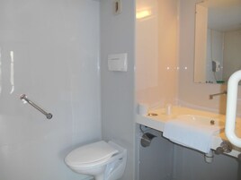 Habitación estándar, varias camas (1 Double and 1 Single bed) | Baño | Ducha, artículos de higiene personal ecológicos y toallas
