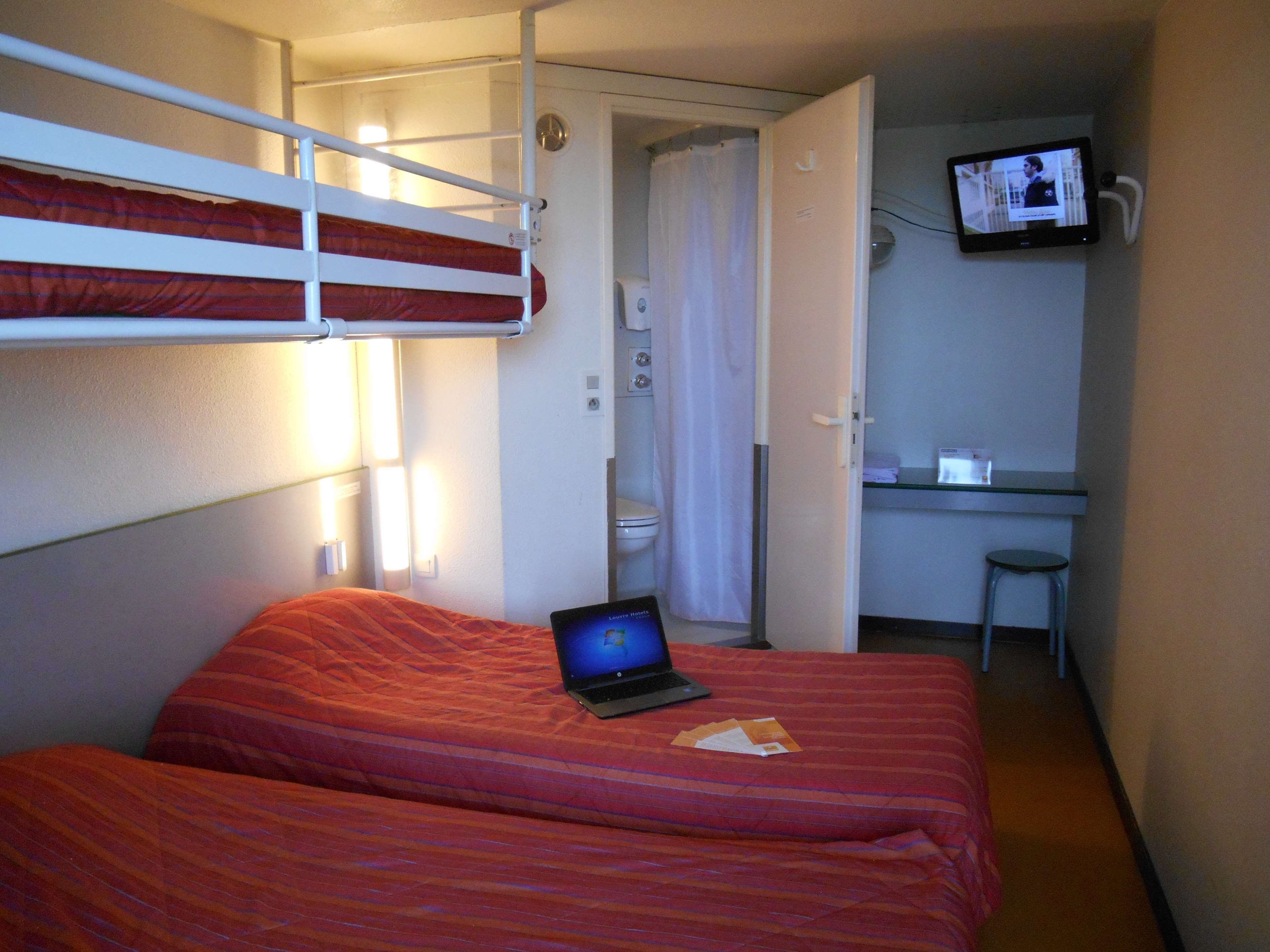 Standaard kamer, 3 eenpersoonsbedden | Een bureau, verduisterende gordijnen, geluiddichte muren