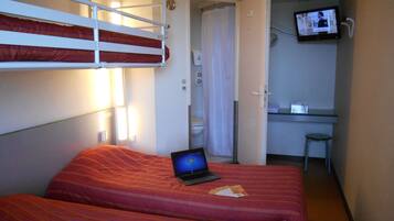 標準客房, 3 張單人床 | 書桌、遮光布/窗簾、隔音、熨斗/熨衣板