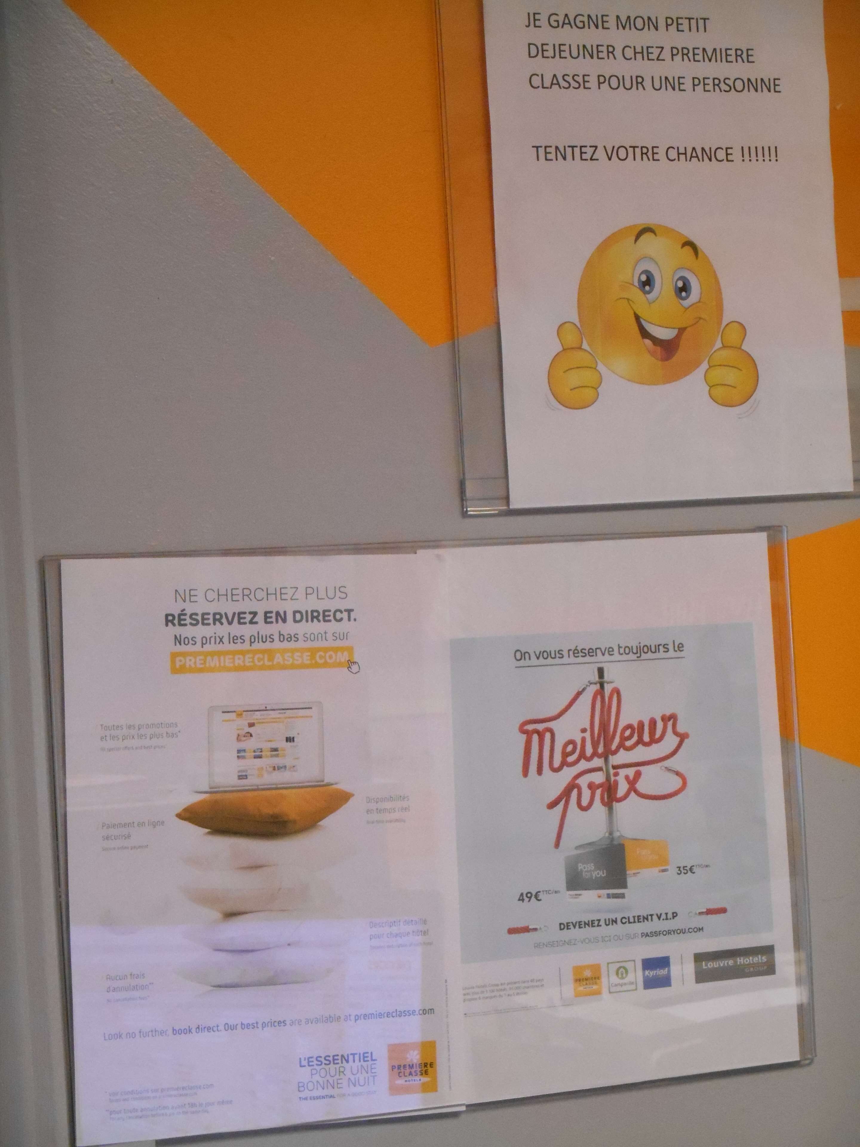 Un cartel promocional de un hotel con un personaje de dibujos animados dando el pulgar arriba, y texto sobre reservas directas y precios.