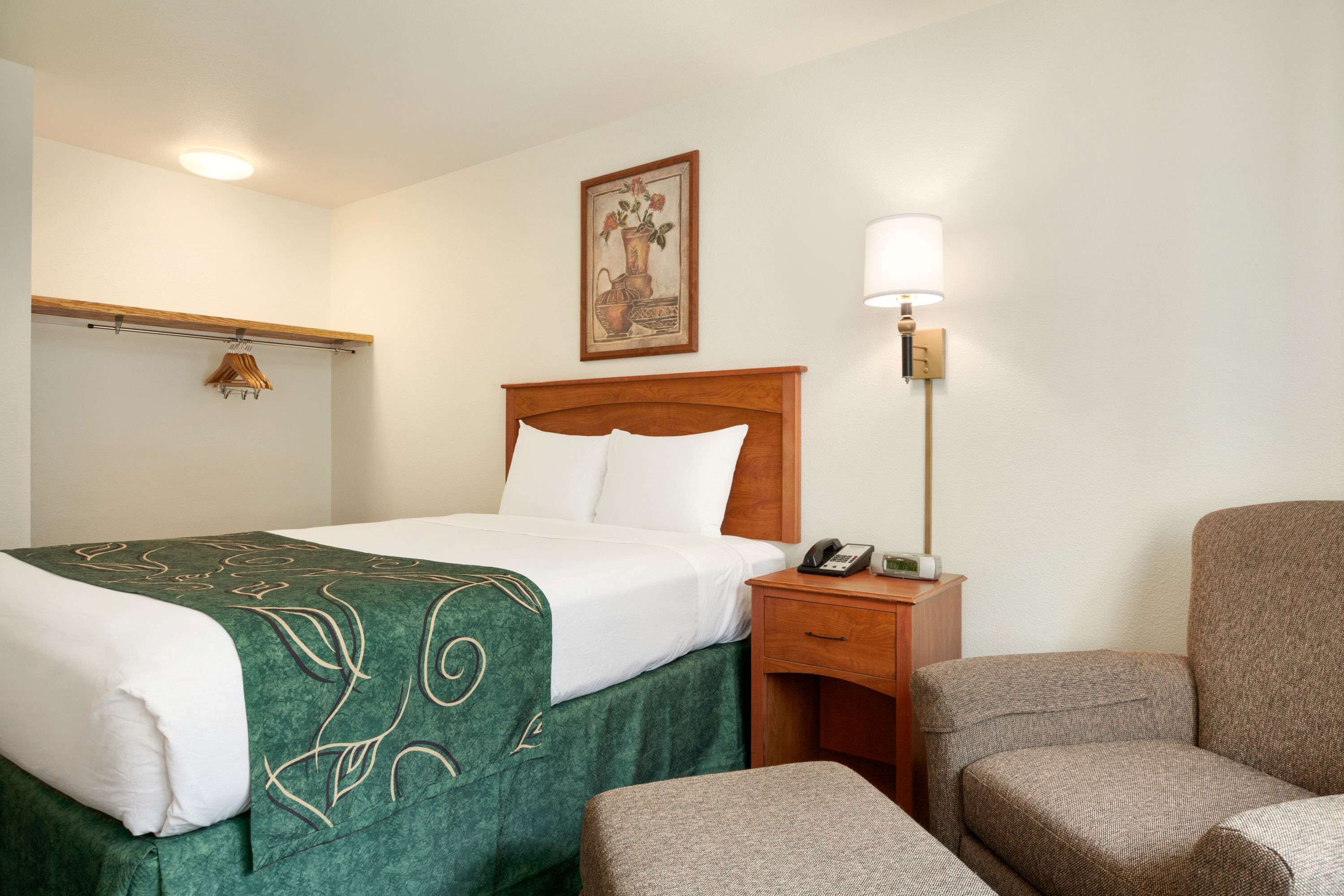 room, 1 queen bed, non smoking | desk, soundproofing, iron/ironing board, free cots/infant beds