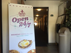 Café da manhã feito na hora todos os dias mediante uma taxa