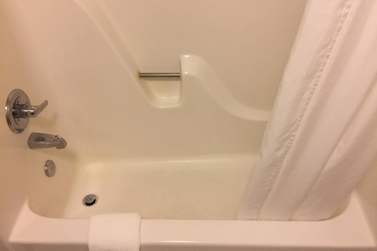 combined shower/bathtub, hair dryer, towels