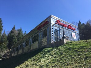 Serveert ontbijt, lunch, diner, Amerikaanse gerechten 