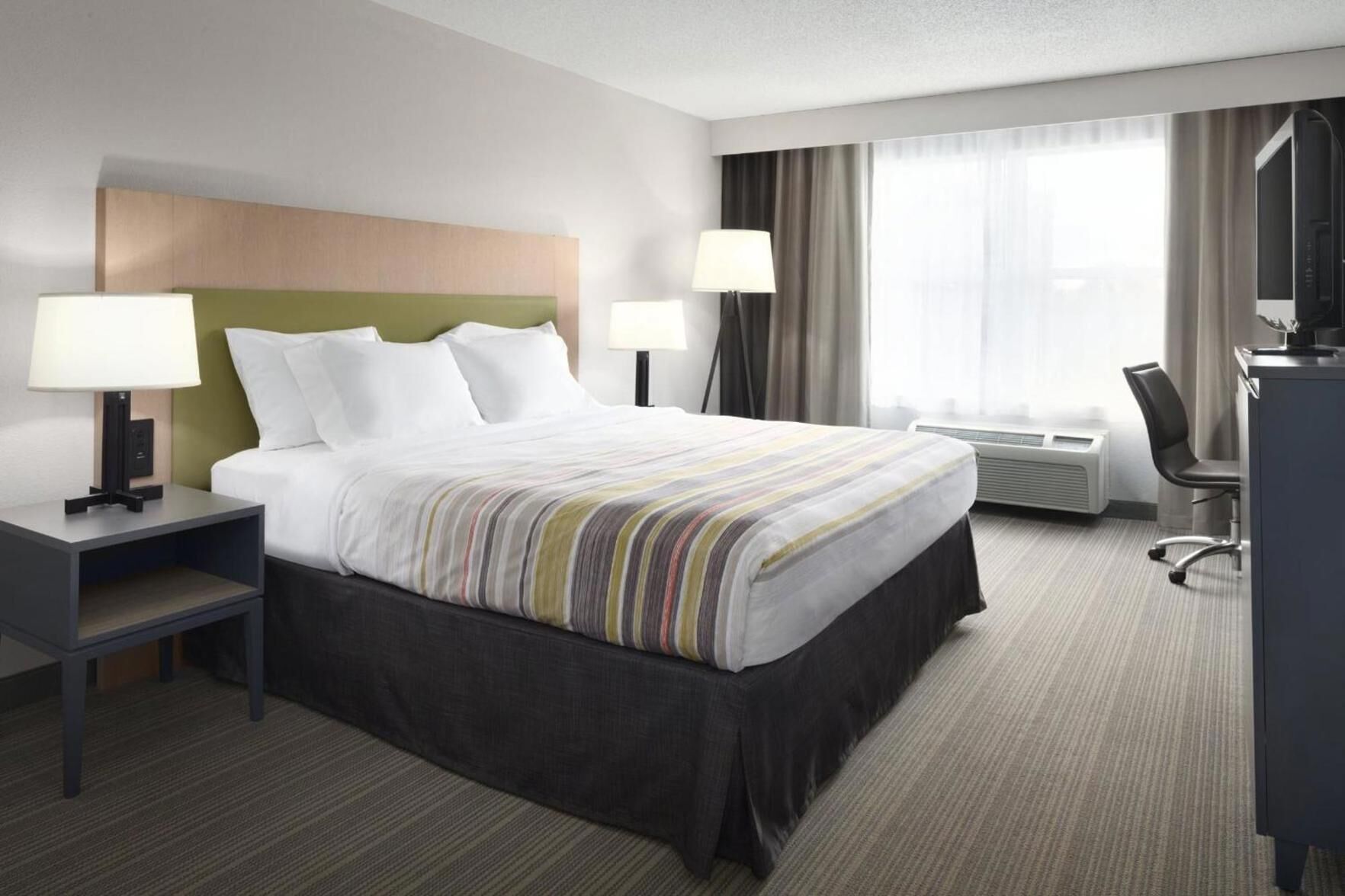 Roupas de cama premium, cofres nos quartos, escrivaninha