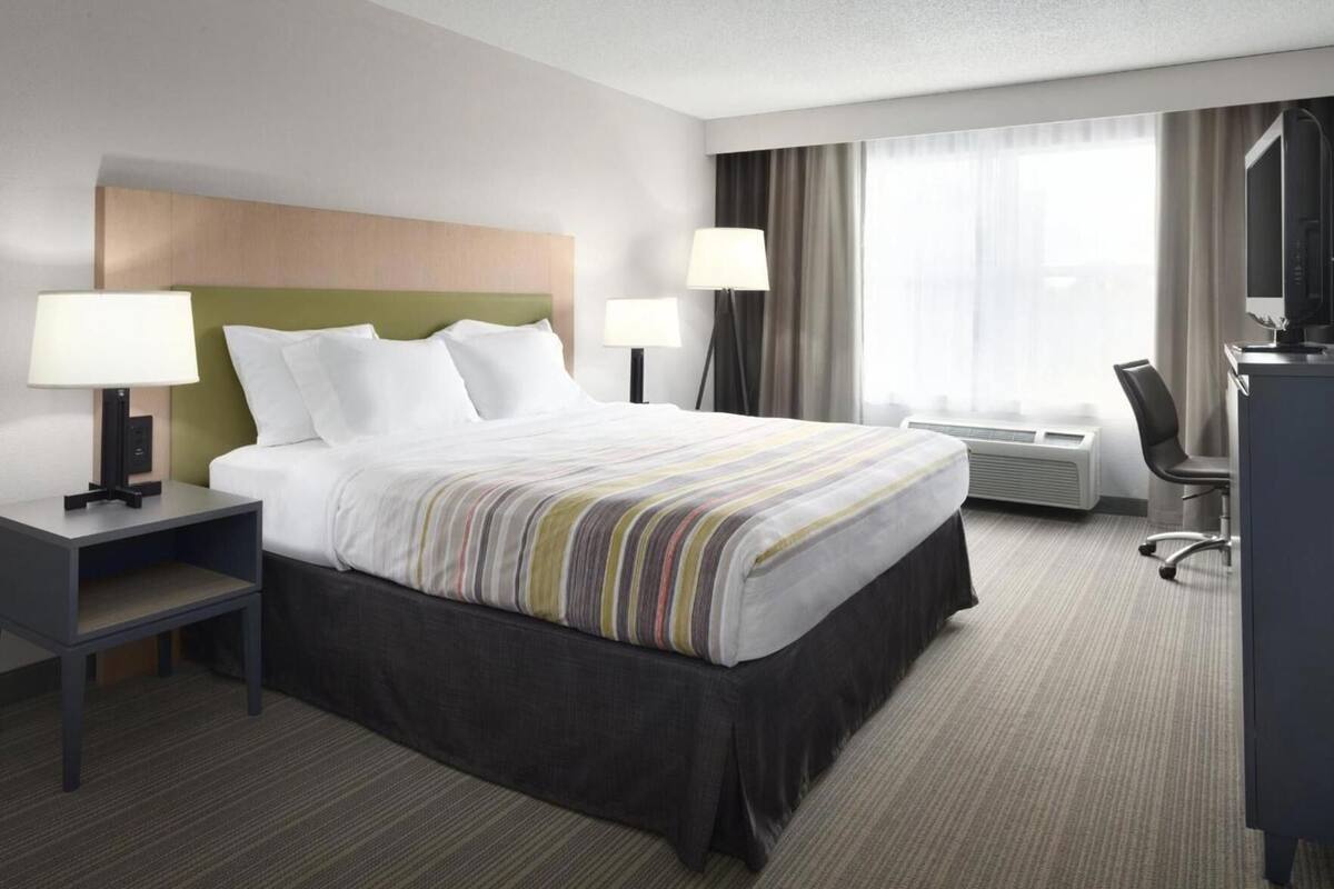 Premium bedding, in-room safe, desk, laptop workspace