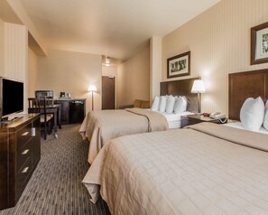 Hypo-allergenic bedding, desk, laptop workspace, blackout curtains - Quality Inn Rosemead - Los Angeles (Rosemead)