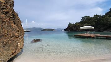 Plage privée à proximité, cabines gratuites, chaises longues, parasols