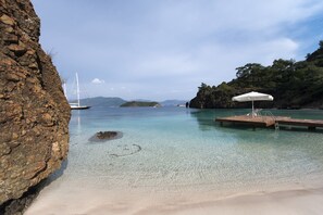 在附近的私人海滩、免费海滩小屋、沙滩椅、海滩遮阳伞