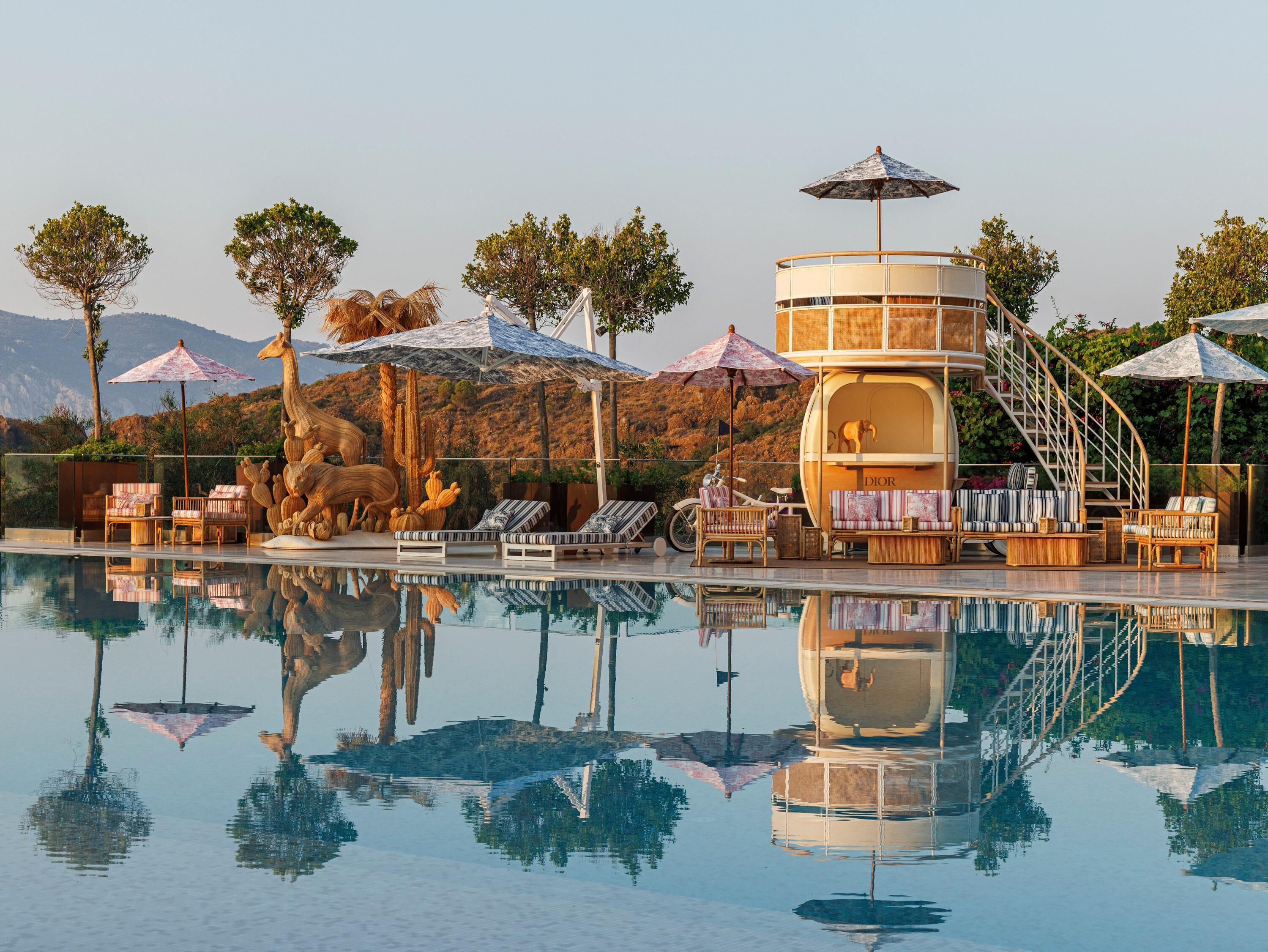 Piscina interna, piscina externa, barracas de cortesia, espreguiçadeiras