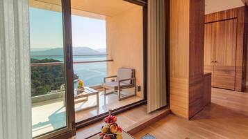 Hochwertige Bettwaren, Betten mit Memory-Foam-Matratzen, Minibar