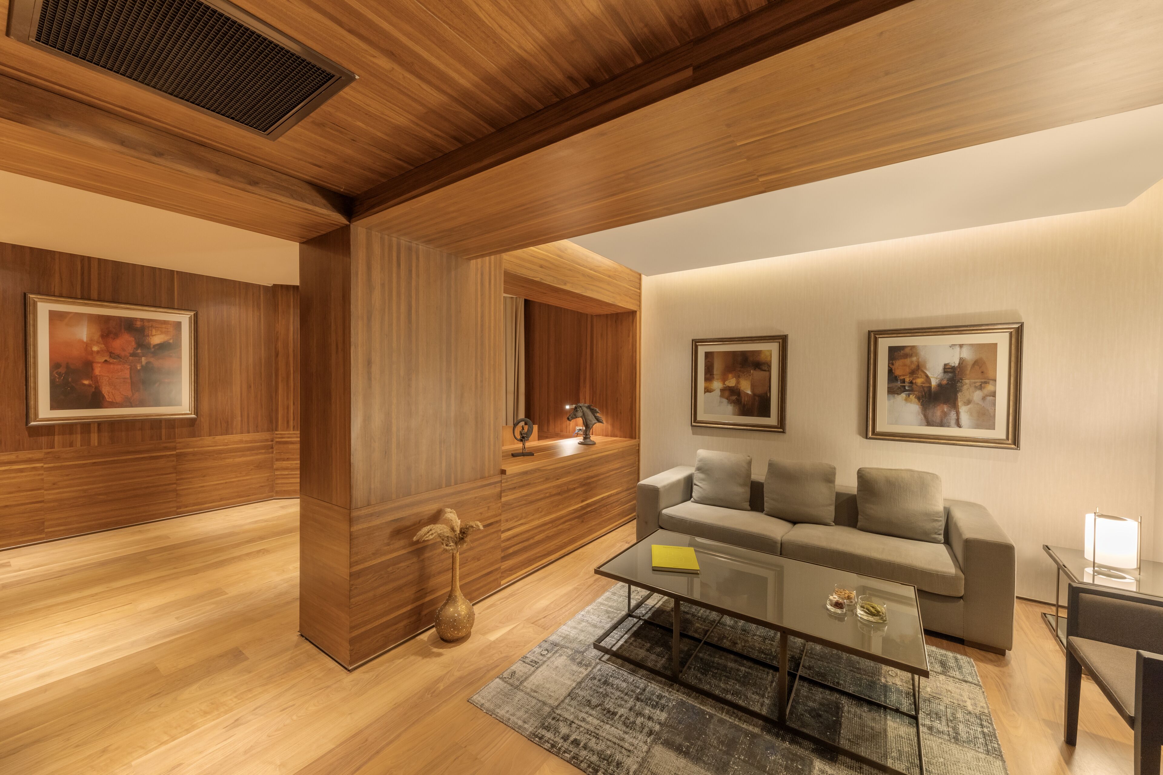 executive suite, partial sea view | living area | 42-inch led tv with digital channels, tv, books