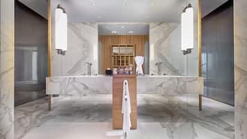 Villa | Badezimmer | Designer-Toilettenartikel, Haartrockner, Bademäntel, Hausschuhe
