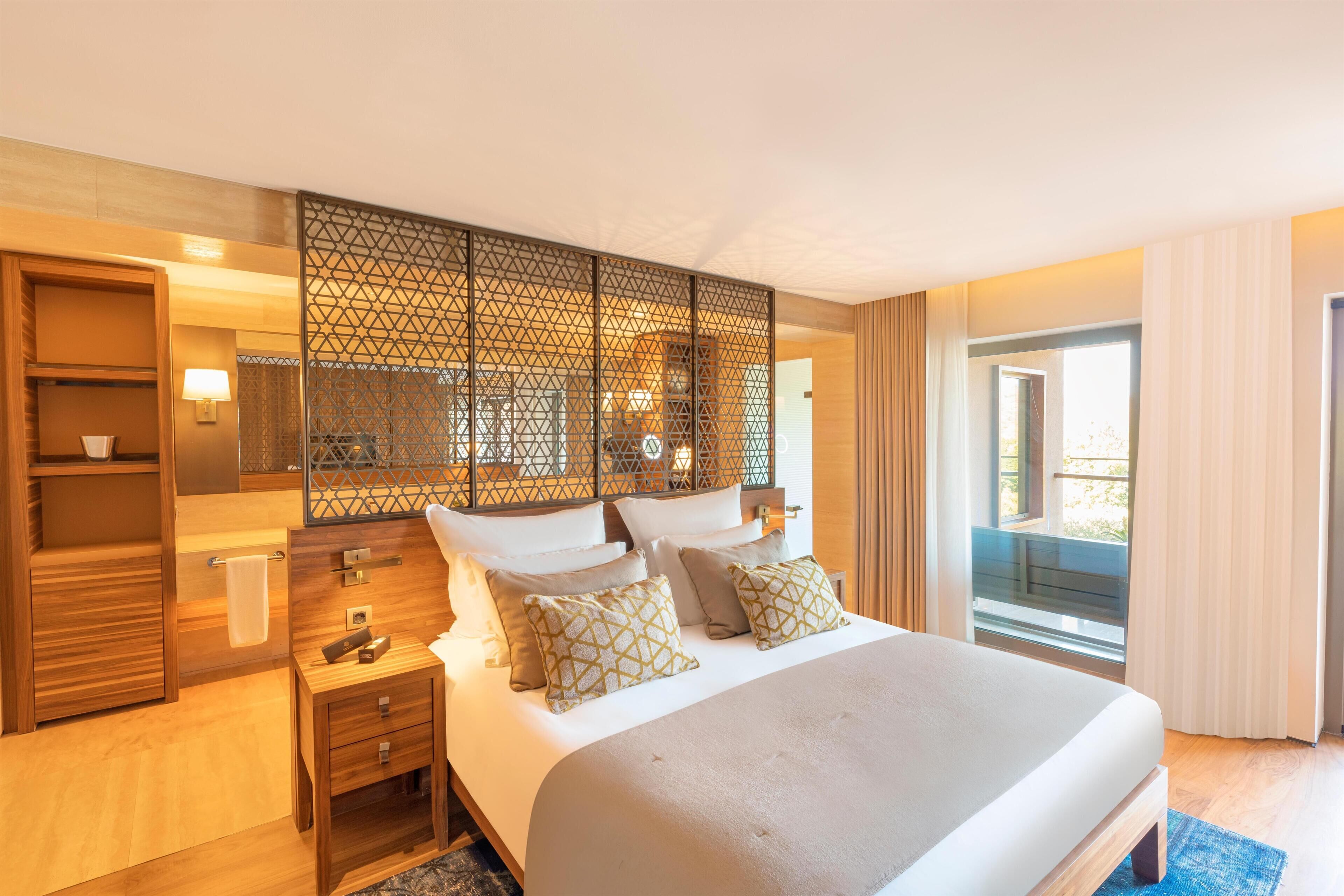 高档床上用品、记忆海绵床垫、迷你吧、客房内保险箱