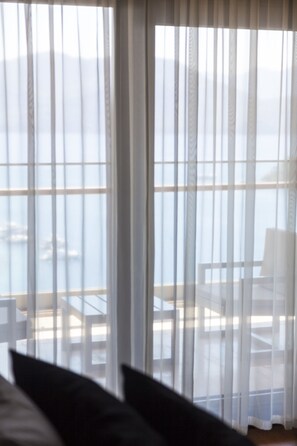 Literie de qualité supérieure, matelas mémoire de forme, minibar