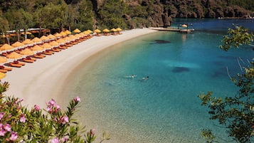 Private beach nearby, free beach cabanas, sun-loungers, beach umbrellas