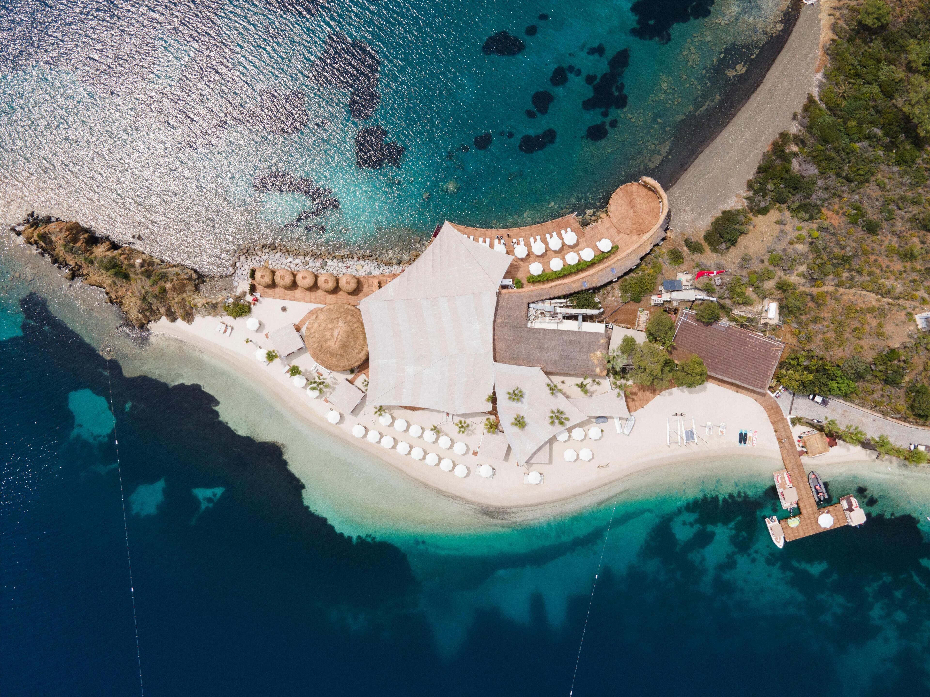 10 bars/lounges, poolside bar, beach bar