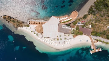 10 bars/lounges, poolside bar, beach bar