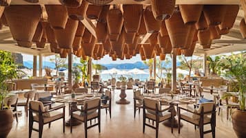 6 restaurantes; se sirven desayunos, almuerzos y cocina internacional