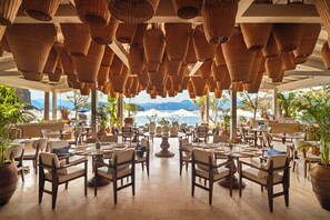 6 restaurants, breakfast, lunch, dinner served; international cuisine 