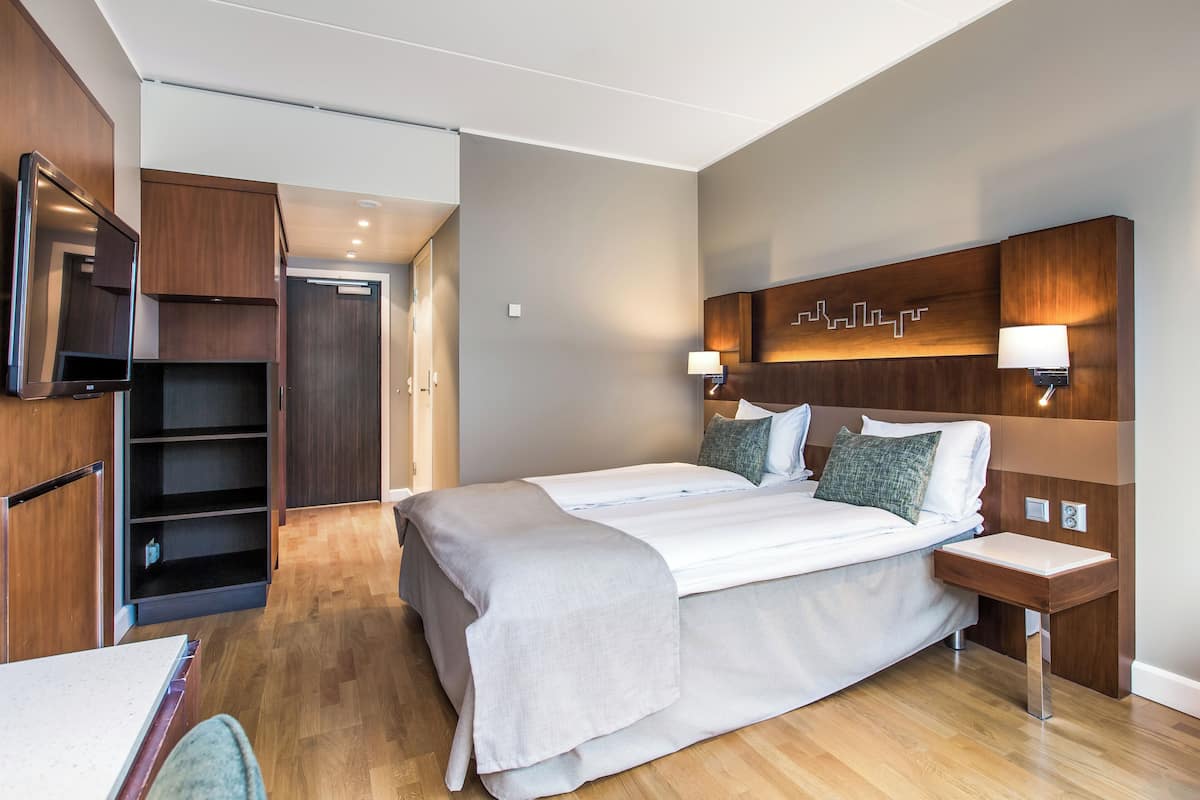 standard room, 1 double bed, non smoking | premium bedding, pillow-top beds, desk, laptop workspace