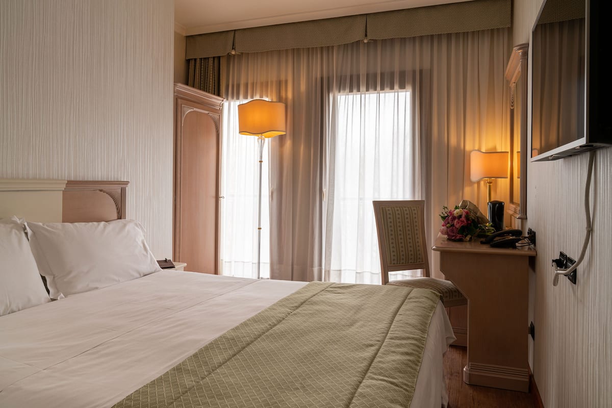 Premium bedding, minibar, in-room safe, desk