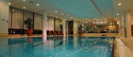 Indoor pool, sun loungers