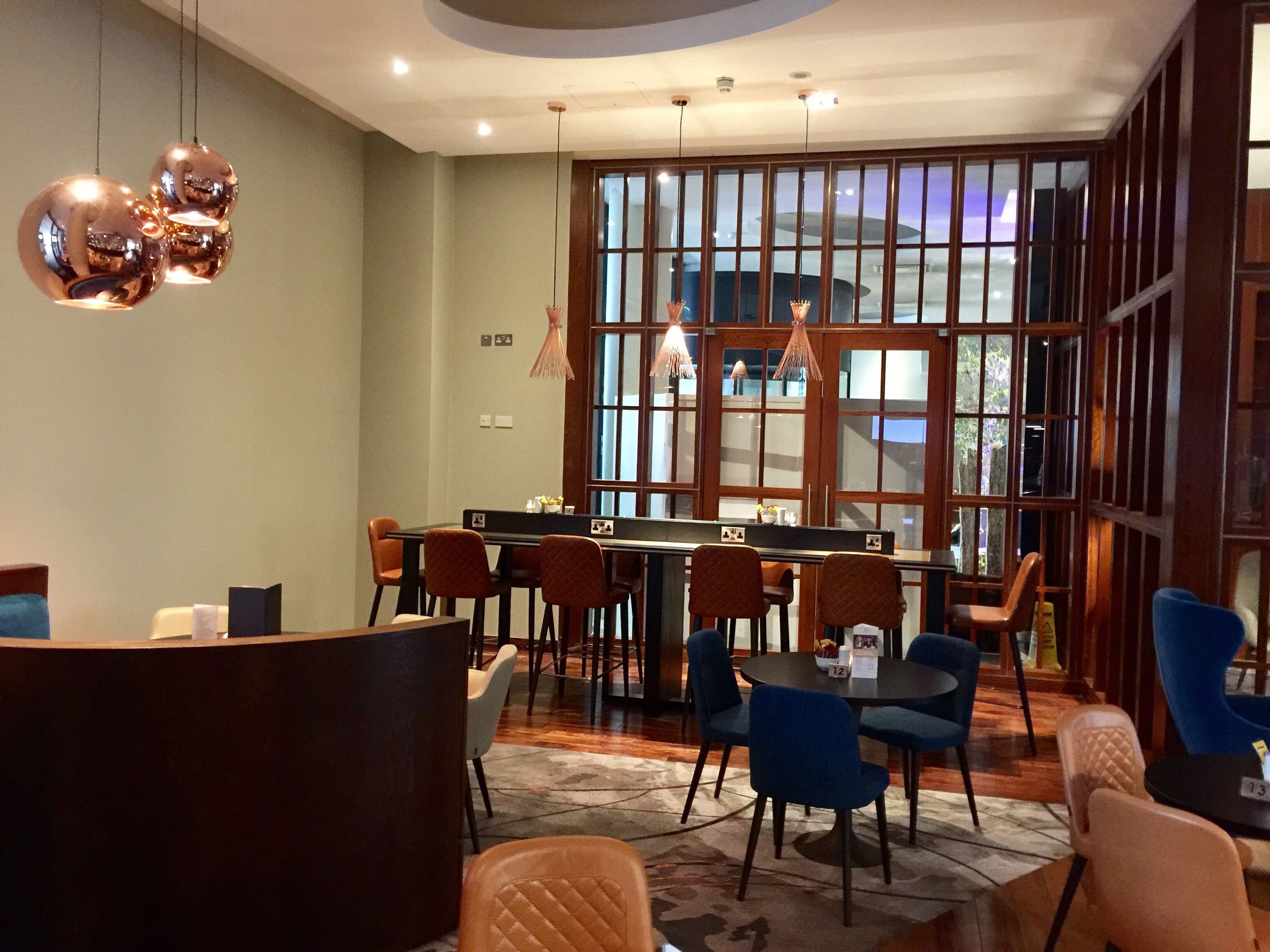 serves breakfast, lunch and dinner