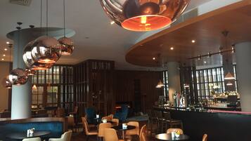 Serves breakfast, lunch, and dinner