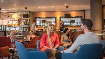 Zona de bar con asientos, una barra y un letrero que dice 'RED BEAN ROASTERY'.