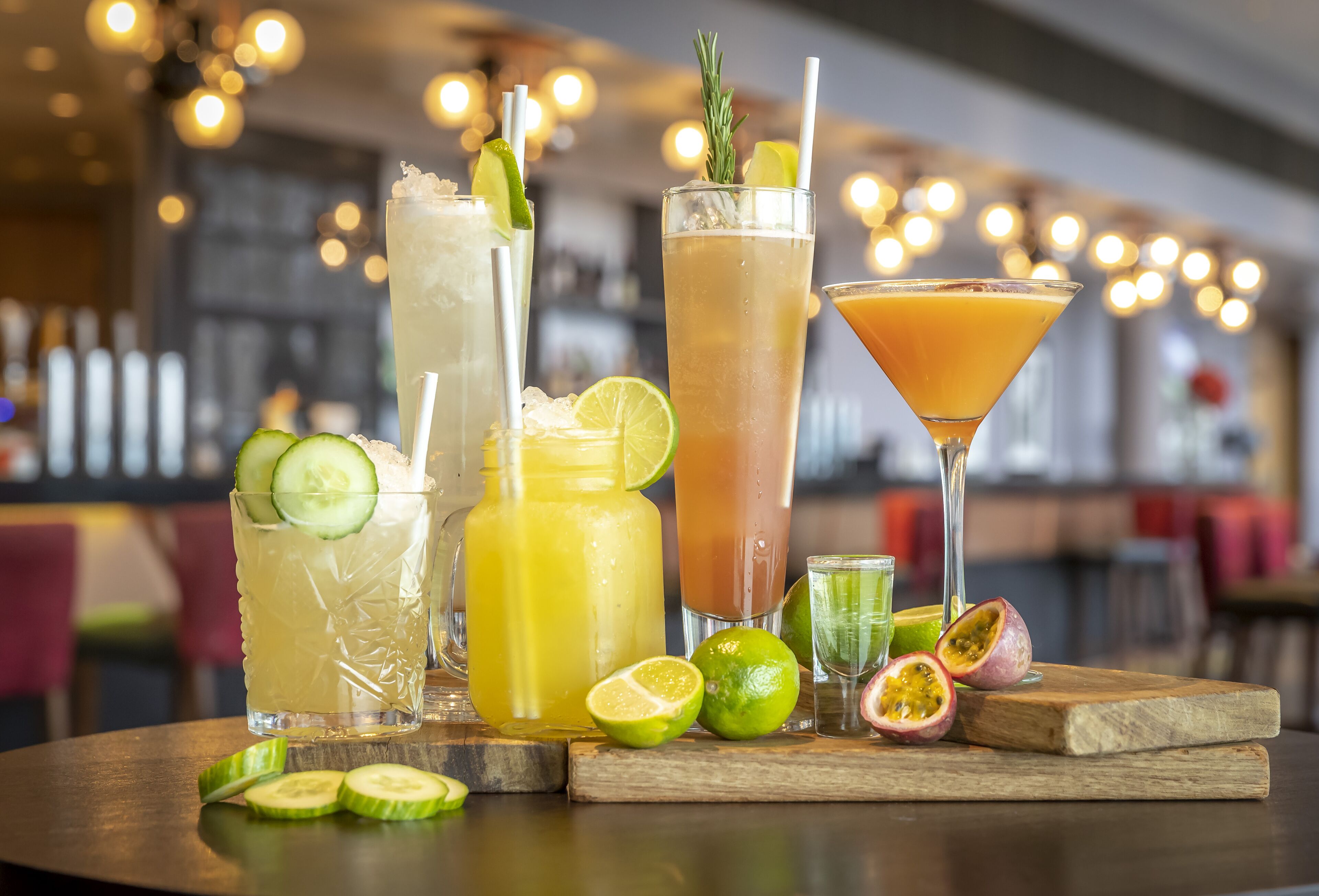 serves breakfast, lunch and dinner