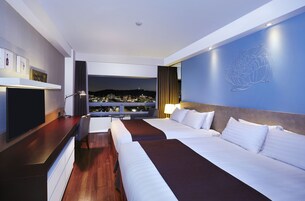 Deluxe Double Twin Room | 1 bedroom, premium bedding, in-room safe, iron/ironing board