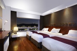 Premium bedding, in-room safe, iron/ironing board, free WiFi