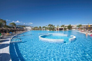 Inomhuspool, 6 utomhuspooler, parasoller och solstolar