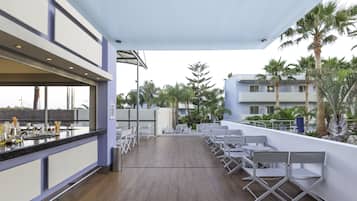10 bars/lounges, 3 poolside bars, beach bar