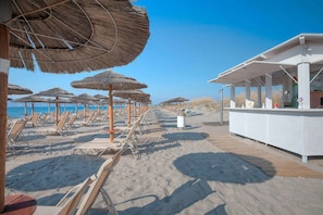 Playa en los alrededores, camastros, sombrillas y toallas de playa