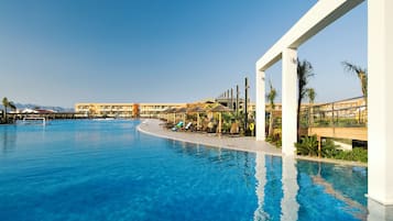 Piscina coperta, 6 piscine all'aperto, ombrelloni da piscina, lettini